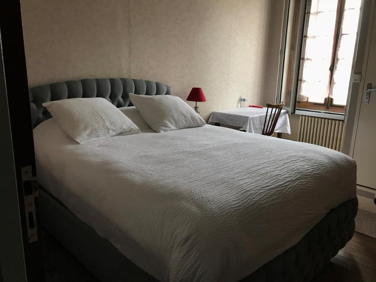 Hotel Logis Le Cheval Blanc Saint-Just  Zewnętrze zdjęcie